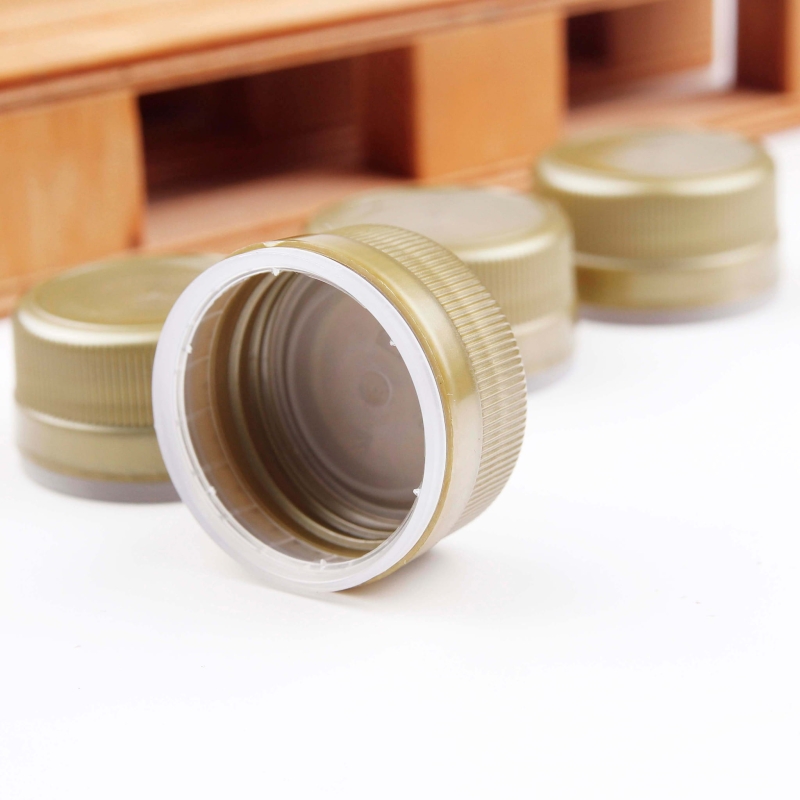 Detal plastikowej zakrętki fi 35 mm z gwintem wewnętrznym do gąsiorów i balonów na wino i nalewki