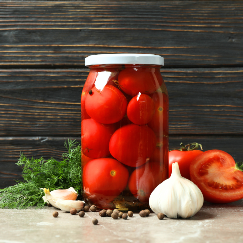 Szklany słoik Standard 900 ml wśród świeżych warzyw — domowe przetwory i kiszonki na sezon