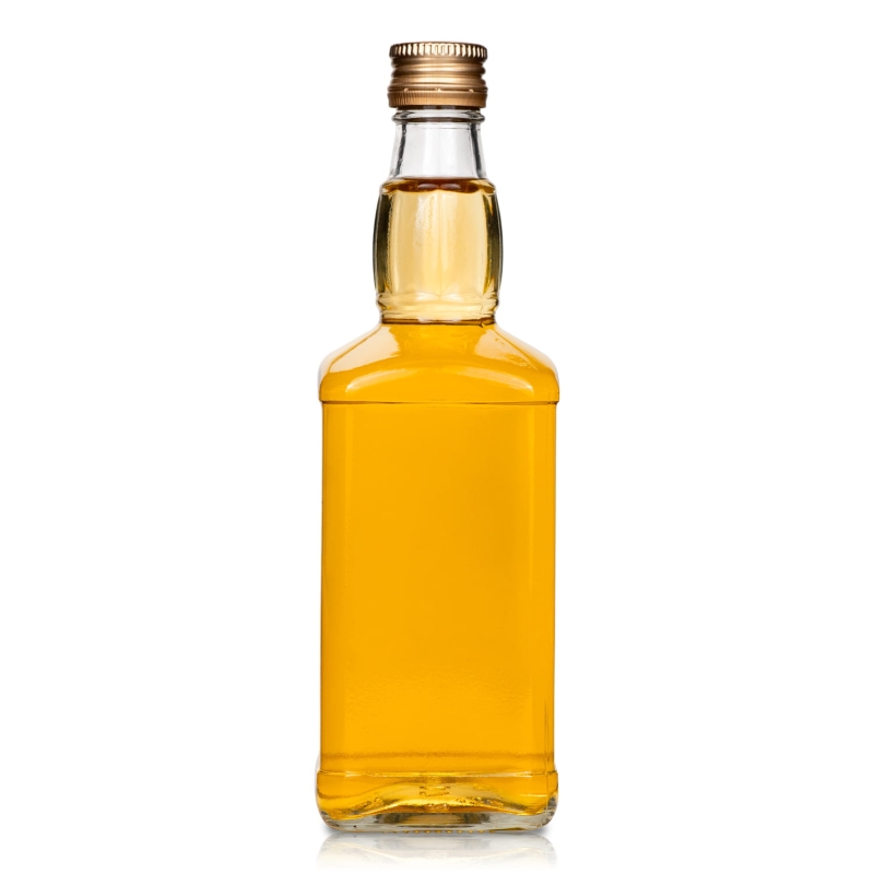 Szklana butelka Jack pół litra napełniona złocistą whisky domową, samodzielne ujęcie na białym tle