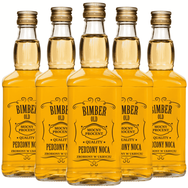 Pięć napełnionych bursztynowym trunkiem butelek szklanych Jack 500 ml z sitodrukiem Bimber Pędzony Nocą w jednym rzędzie