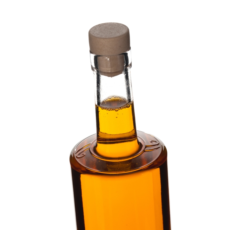 Butelka z grubym dnem 750 ml zamknięta syntetycznym korkiem grzybkiem fi 18 mm, wypełniona bursztynową whisky