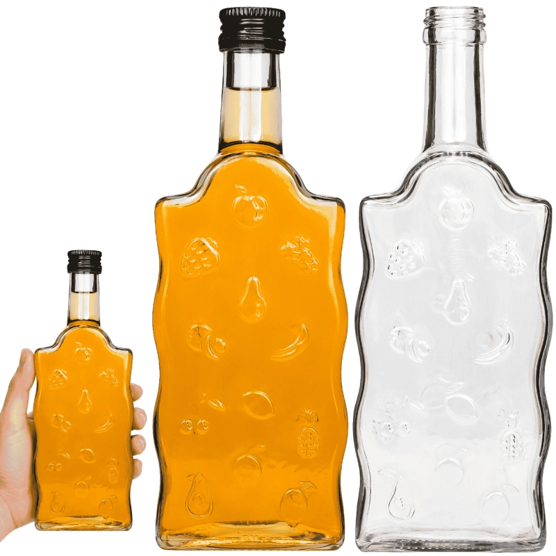 Kilka szklanych butelek Warta Fruit 500 ml z wytłoczonymi owocami — falowany kształt do nalewek