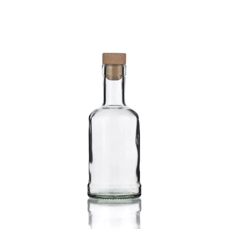 Szklana flaszka Tadek 250 ml bez korka na białym tle, butelka do wina z kompletu 5 sztuk