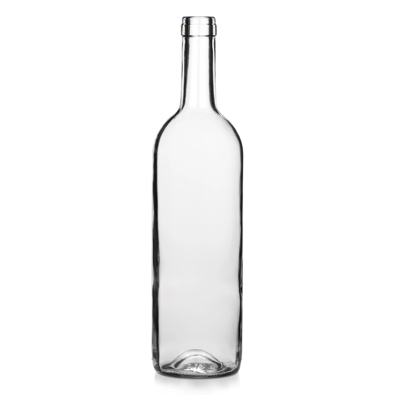 Bezbarwna butelka szklana Bordeaux 750 ml z szyjką fi 19 mm na białym tle, pusta flaszka winiarska
