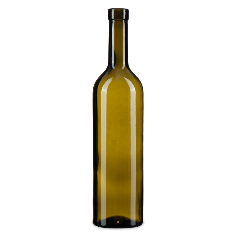 Pusta butelka oliwkowa Bordeaux 750 ml z szyjką fi 19 mm na białym tle, ciemne szkło ochronne