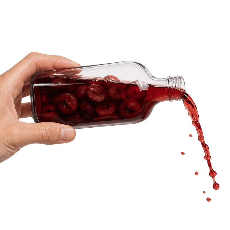 Nalewanie ciemnej nalewki ze szklanej piersiówki 100 ml, porcja degustacyjna bimbru lub likieru