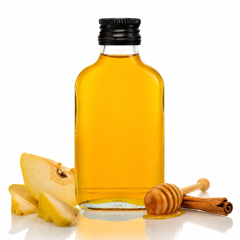 Nalewanie nalewki ze szklanej piersiówki 100 ml w ogrodzie, biesiadny komplet 100 flaszek fi 28
