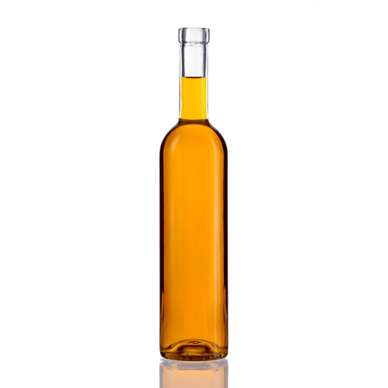 Szklana flaszka Futura 500 ml z bursztynową nalewką i czarnym korkiem grzybkiem na białym tle