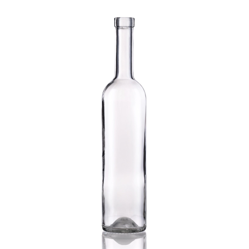 Pusta bezbarwna butelka Futura 500 ml ze szkła, wysokość 30 cm, średnica 6,3 cm, na białym tle bez korka