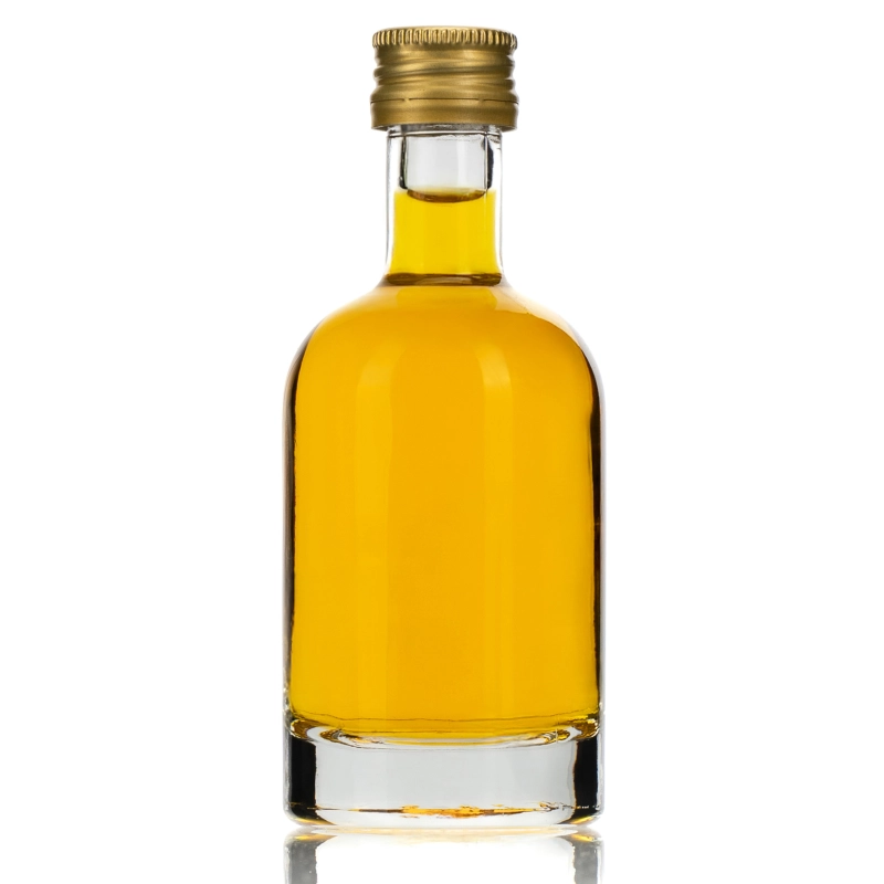 Mini buteleczka szklana Tadek 50 ml z ciemną nalewką i zakrętką, dekoracja z wiśni, prezent w formie próbki