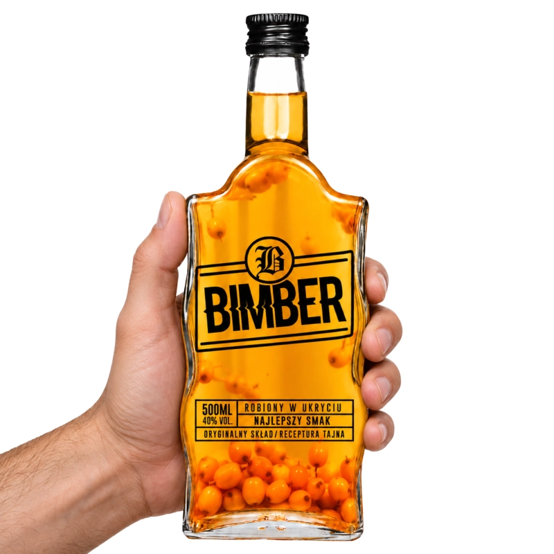 Szklana butelka Bimber Warta Fala 500 ml trzymana w dłoni, prezent dla faceta na domowe nalewki i likiery
