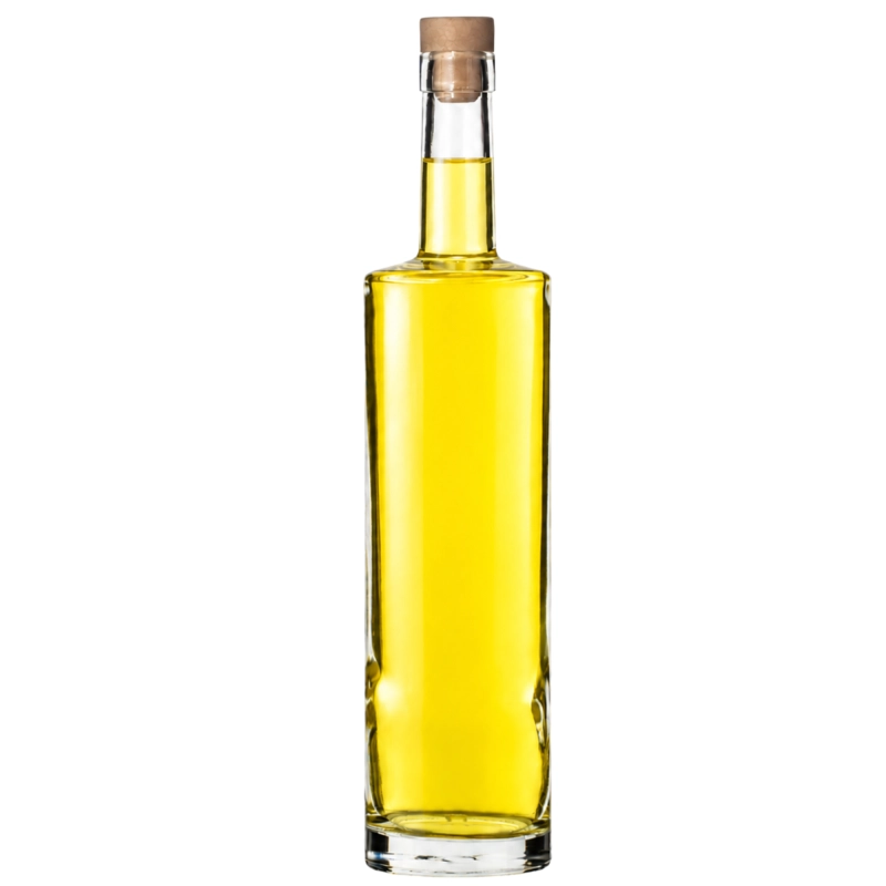 Butelka szklana Kolumna 0,75 l z jasnobursztynową nalewką, wysoka wąska sylwetka, packshot na białym tle