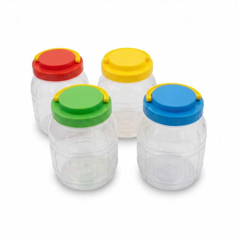 Zestaw czterech słoików plastikowych PET 1,5 l z kolorowymi zakrętkami ustawionych w grupie na białym tle