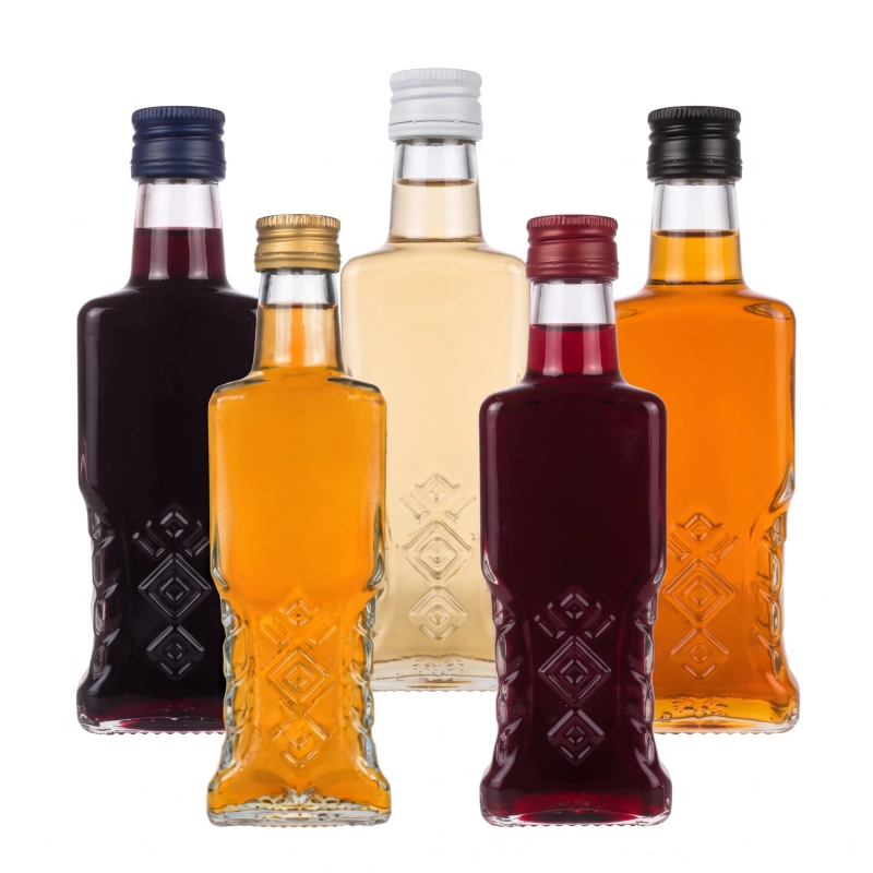 Komplet 10 butelek szklanych Warszawa 200 ml, obok siebie flaszki z likierem w odcieniach żółci i czerwieni