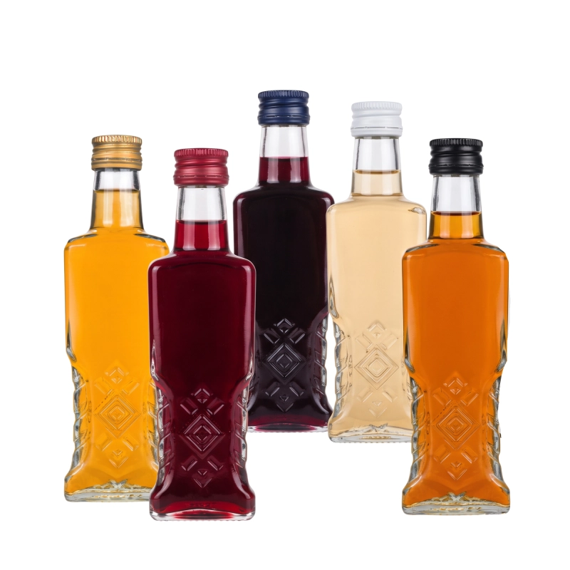 Komplet 20 butelek szklanych Warszawa 200 ml, obok siebie flaszki z nalewką w odcieniach czerwieni i złota