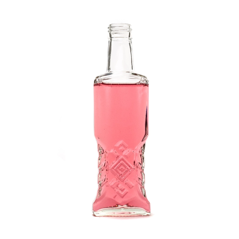 Szklana butelka Warszawa 200 ml z różową nalewką truskawkową i zakrętką, grube szkło z tłoczonymi rombami