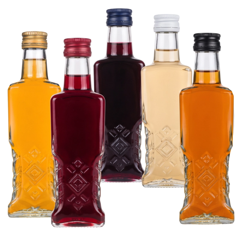 Opakowanie zbiorcze 50 zdobionych butelek Warszawa 200 ml, szereg butelek z ciemnymi i jasnymi nalewkami