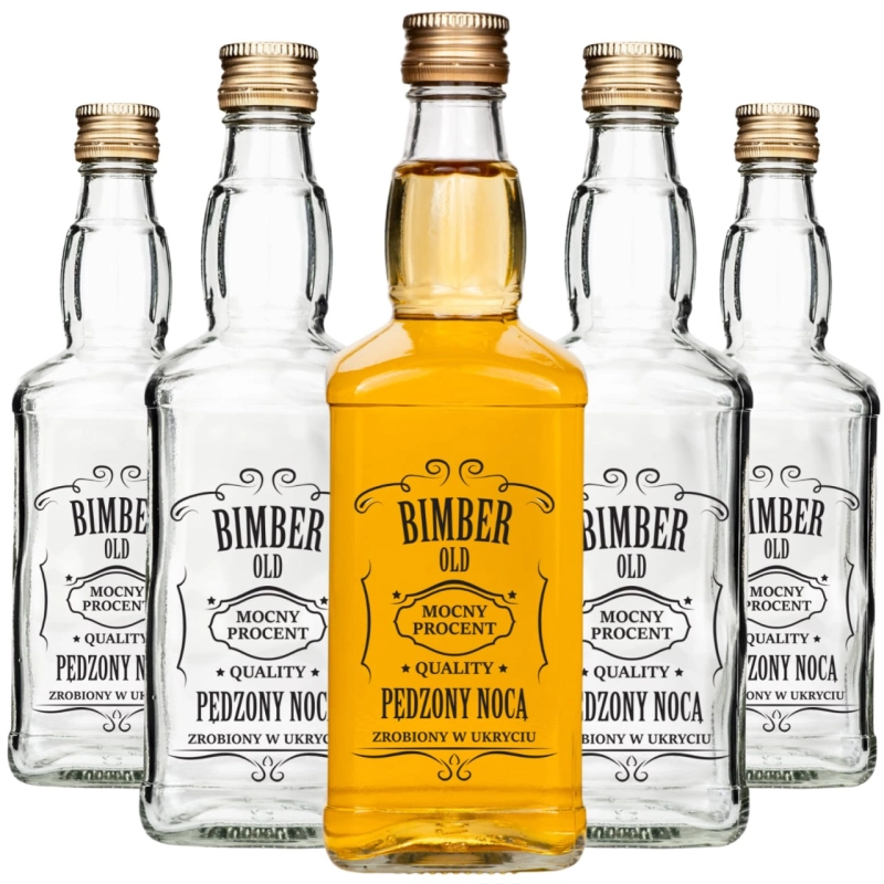 Kilka pustych butelek szklanych Jack 500 ml z czarnym nadrukiem Bimber Pędzony Nocą obok jednej z bursztynowym trunkiem