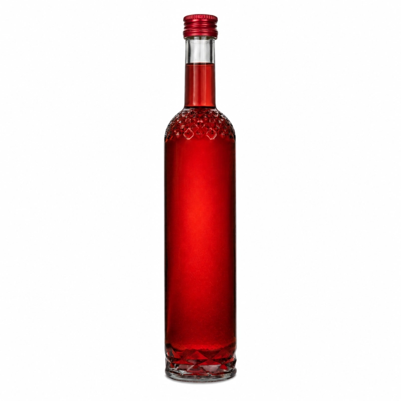 Szklana flaszka Nargiz pół litra z rubinową nalewką wiśniową, z przodu widoczne tłoczone zdobienie szkła