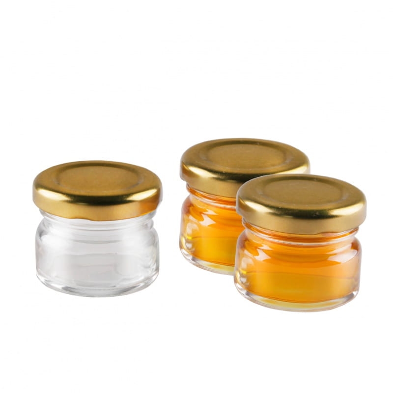 Dwa szklane słoiczki Regalo 30 ml ze złotymi wieczkami twist off fi 43 na białym tle, na miód z pasieki